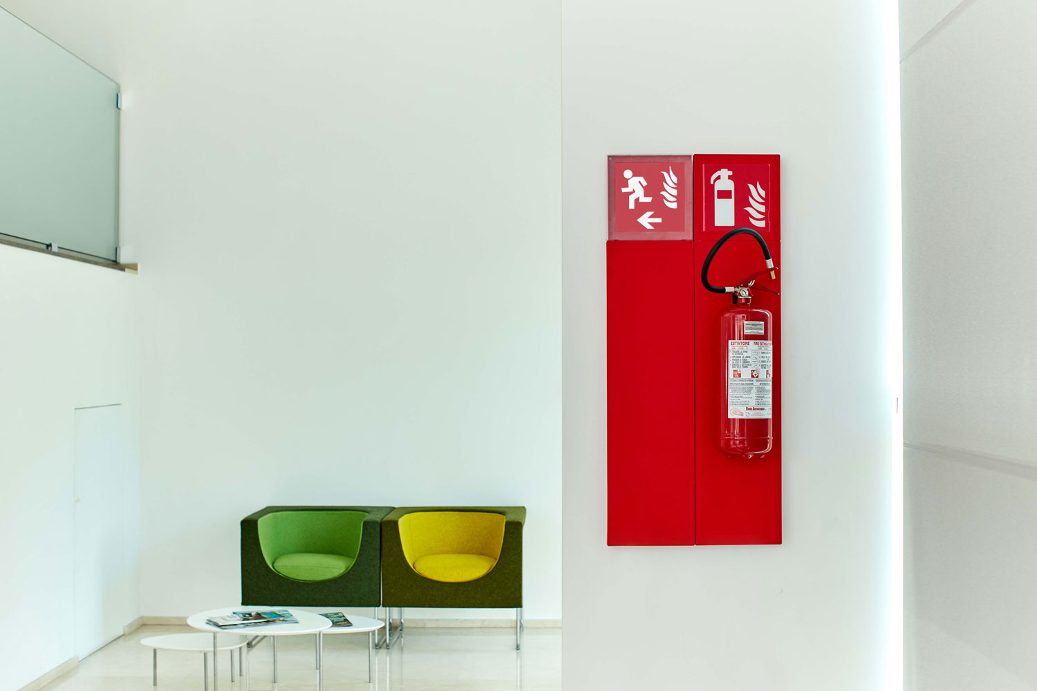 PLATE-porta-estintore-a-muro-rosso