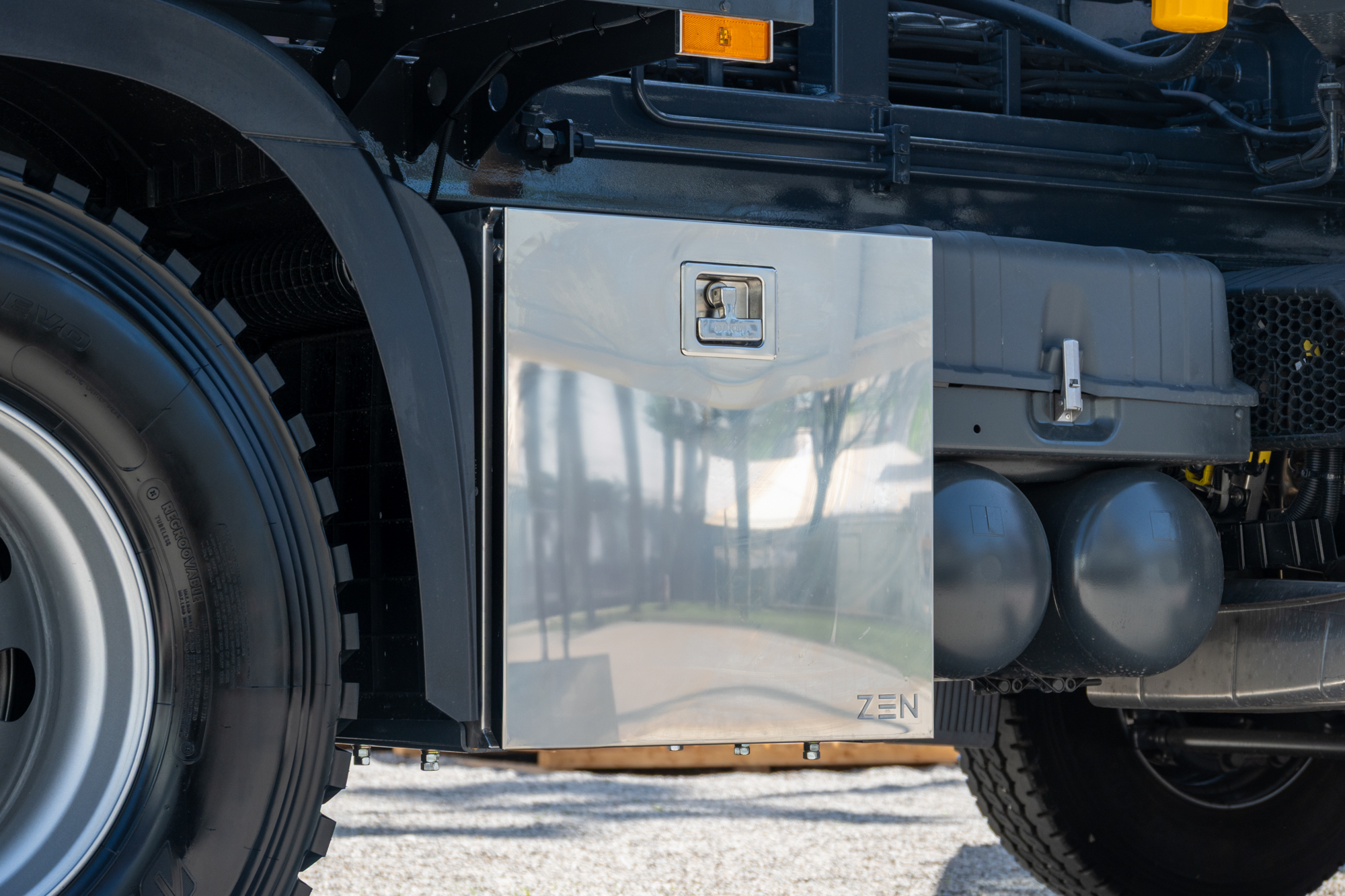Z12 cassetta porta attrezzi installata su camion